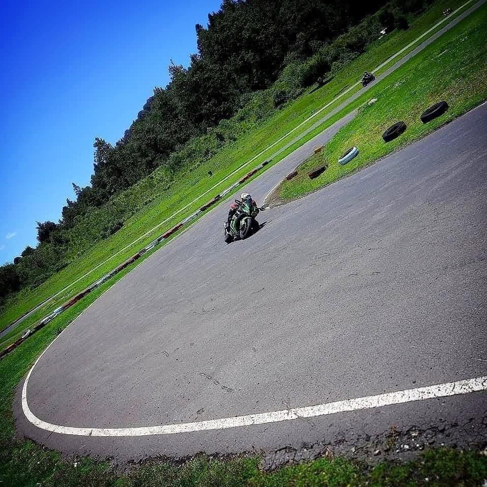 Moto de enduro en acción